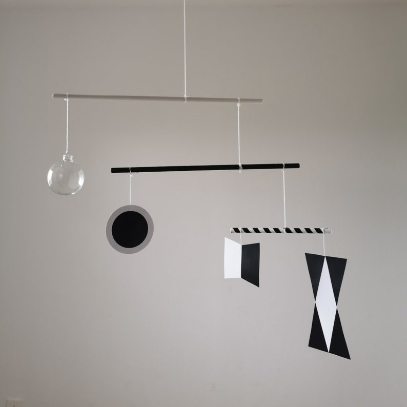 Munari-Mobile in Schwarz-Weiß