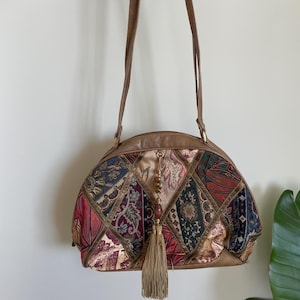 Bolso vintage único de piel con patchwork y detalle de borla.