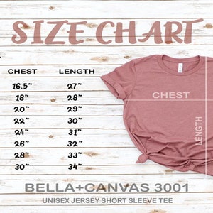 Op de afbeelding: Maattabel voor unisex volwassen t-shirts, met borst- en lengtemaat in inches. De tabel bevat maten XS tot 4XL. De tabel is op een houtnerf achtergrond met een roze t-shirt erop. De tekst "Bella + Canvas 3001" staat onderaan de tabel.