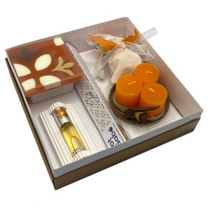 Set aromático de Totsabo. Caja regalo con jabón, spray para almohada, vela y saquito para armario. Con aceites esenciles de naranja y lima.