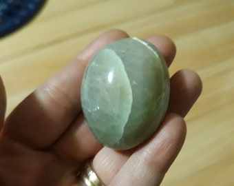 Handfläche aus grünem Mondstein