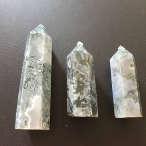Può includere: Tre punte di cristallo di agata verde e bianco, ciascuna con un motivo e una forma diversi.