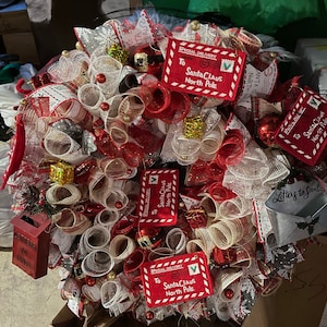¡Corona navideña con cartas a Papá Noel!