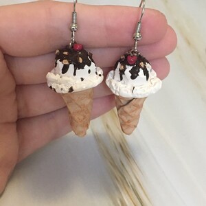 Boucles d'oreilles cornet de crème glacée - boucles d'oreilles faites main en pâte polymère - bijoux culinaires miniatures pour l'été - cadeaux pour les amateurs de crème glacée et les gourmands