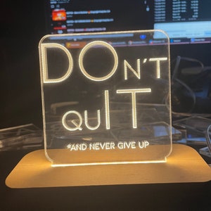Lampa biurkowa Don't Quit - spersonalizowana lampka nocna - niestandardowy znak LED z nazwą - motywujący znak na stoliku nocnym - cytat studenta wystrój pokoju biurowego