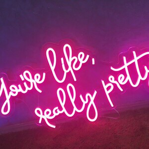 K&ouml;nnte beinhalten: Rosa Neon-Schild mit wei&szlig;en Buchstaben, auf dem "You're like, really pretty!" steht.