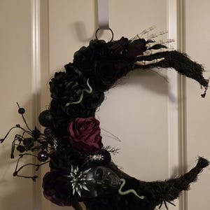 Spooky Halloween moon wreath