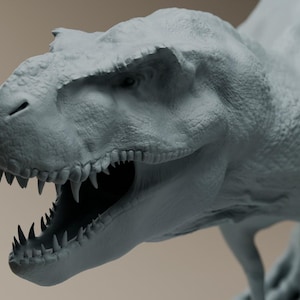 Puede incluir: Primer plano de un modelo gris y detallado de un dinosaurio Tyrannosaurus Rex con la boca abierta, mostrando dientes afilados. La cabeza del dinosaurio est&aacute; ligeramente inclinada hacia un lado y sus ojos son visibles.