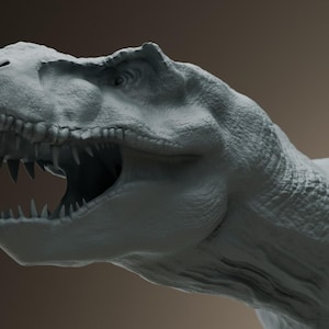 Puede incluir: Primer plano de un modelo esculpido en gris y detallado de un dinosaurio Tyrannosaurus Rex con la boca abierta, mostrando sus dientes. La cabeza del dinosaurio est&aacute; ligeramente inclinada hacia la derecha.