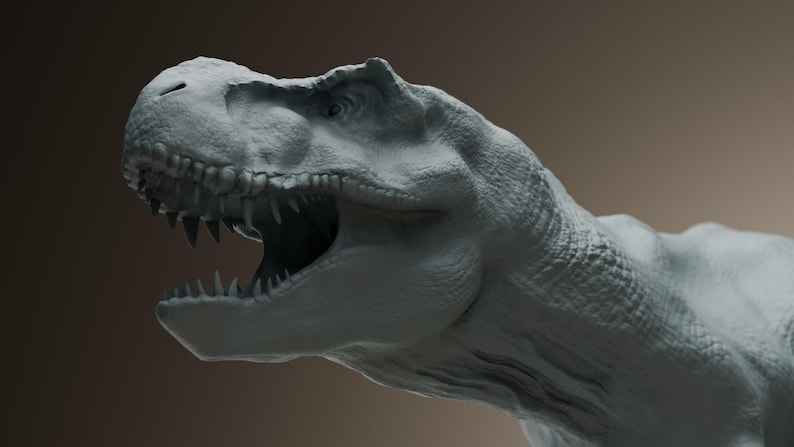 Puede incluir: Primer plano de un modelo esculpido en gris y detallado de un dinosaurio Tyrannosaurus Rex con la boca abierta, mostrando sus dientes. La cabeza del dinosaurio est&aacute; ligeramente inclinada hacia la derecha.