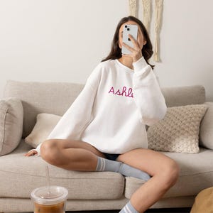 Villa Bombshell de Island Love / Sudadera con cuello redondo y nombre personalizado, top informal con monograma imagen 2