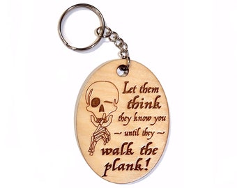 Crâne de pirate original en bois fait main porte-clés fob ou sac à main charme, gravé au laser. Laissez-les penser qu’ils vous connaissent jusqu’à ce qu’ils marchent sur la planche