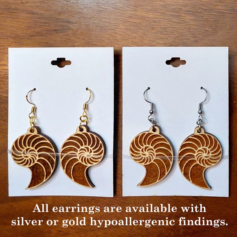 Boucles doreilles en bois Nautilus shell, design original gravé au laser fait à la main avec nombre dor image 4