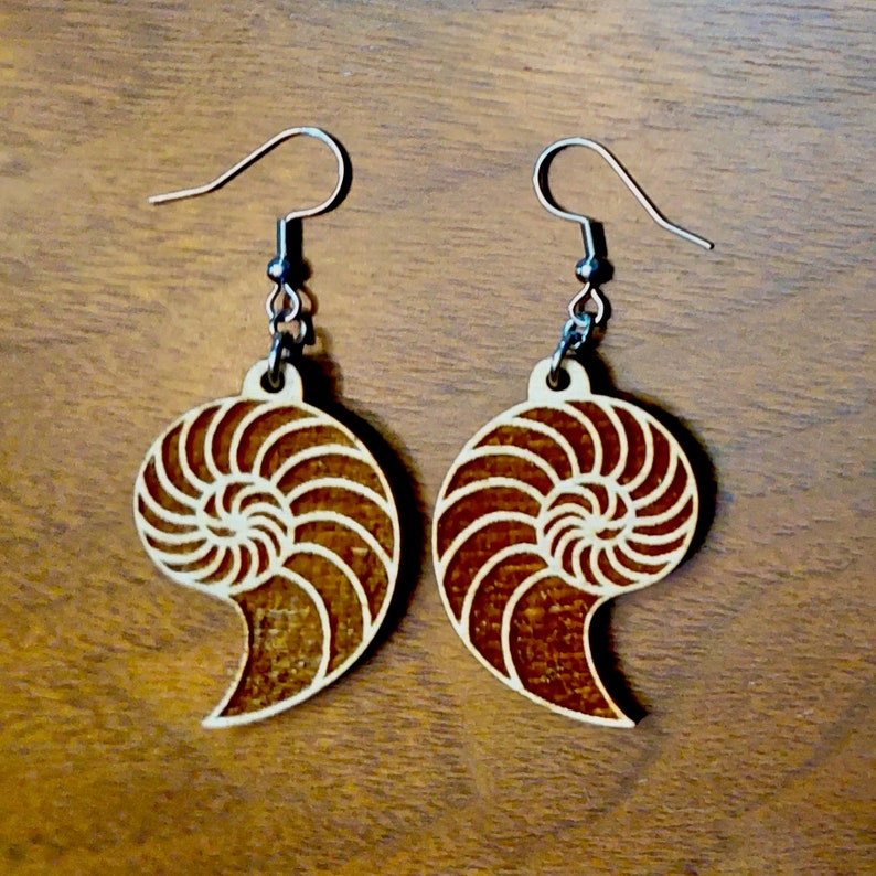 Boucles doreilles en bois Nautilus shell, design original gravé au laser fait à la main avec nombre dor image 2