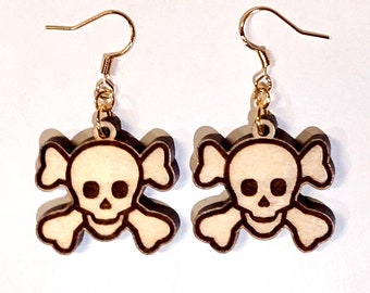 Boucles d’oreilles pirates en bois de crâne et d’os croisés, dessin gravé au laser original fait à la main