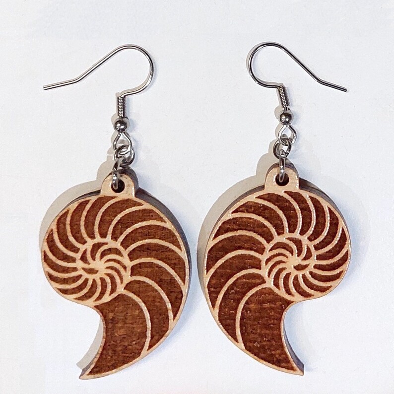 Boucles doreilles en bois Nautilus shell, design original gravé au laser fait à la main avec nombre dor image 1