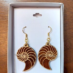 Boucles doreilles en bois Nautilus shell, design original gravé au laser fait à la main avec nombre dor image 5