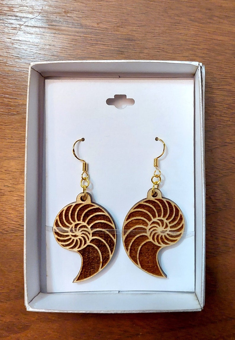 Boucles doreilles en bois Nautilus shell, design original gravé au laser fait à la main avec nombre dor image 5