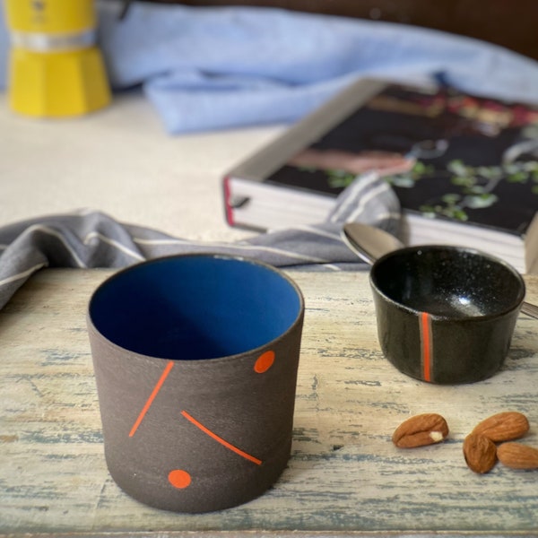 Tasse à boire en poterie moderne Gobelet en grès Tasse au design unique Cadeau pour nouvel emploi Tasse jetée avec roue peinte à la main Tasse sans poignée