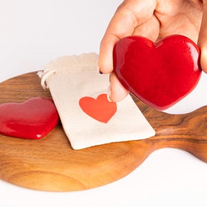 Recuerdo de boda de cerámica con forma de abrazo de bolsillo para San Valentín, color rojo brillante, recordatorio de amor, hecho a mano, de gres, consuelo, recuerdo único, forma de corazón.