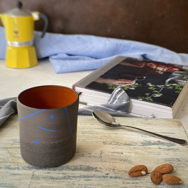 Mug en céramique avec gobelet de forme géométrique au design unique