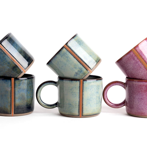 Taza de cerámica con bloques de color: hecha a mano, con líneas naranjas, diseño minimalista moderno, color rosa, azul y verde.