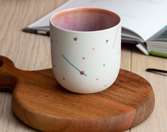 Mug en porcelaine cadeau fait main, tasse peinte à la main personnalisée, tasse au design minimaliste unique sans poignée, cadeau pour petit ami petite amie maman papa