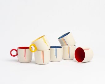 Commande personnalisée de 4 tasses à expresso Floriane avec anses. Un rouge, un jaune, un orange et un bleu avec les "points de couleurs"