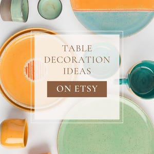 K&ouml;nnte beinhalten: Eine Sammlung bunter Keramikbecher und Teller in einem gr&uuml;n-gelb-orangenen Farbschema. Der Text "TABLE DECORATION IDEAS ON ETSY" wird auf wei&szlig;em Hintergrund angezeigt.