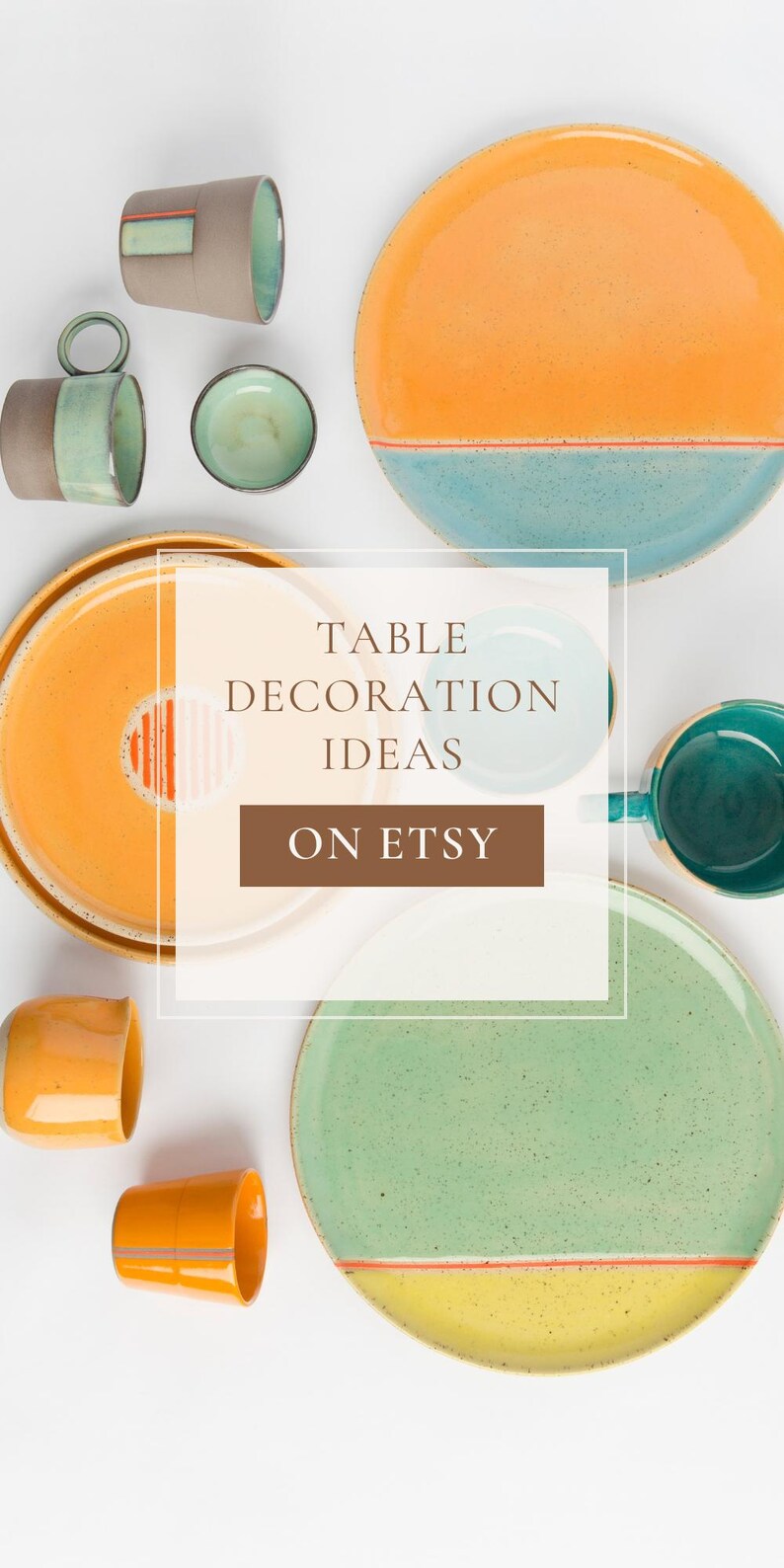 K&ouml;nnte beinhalten: Eine Sammlung bunter Keramikbecher und Teller in einem gr&uuml;n-gelb-orangenen Farbschema. Der Text "TABLE DECORATION IDEAS ON ETSY" wird auf wei&szlig;em Hintergrund angezeigt.