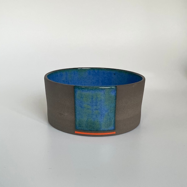 Bol en poterie bleu fait main en grès cérame tourné au tour de casse-croûte