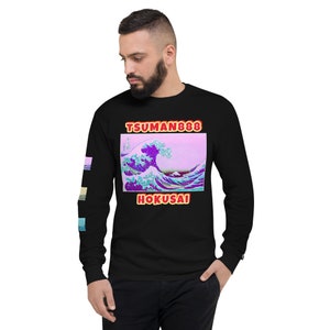 Pode incluir: Camiseta preta de manga comprida com uma estampa gráfica de uma onda azul e roxa com uma montanha ao fundo. O texto "TSUMAN888" e "HOKUSAI" estão impressos em vermelho e amarelo na camiseta.