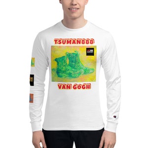 Pode incluir: Camiseta branca de manga comprida com uma estampa gráfica de um par de botas verdes sobre um fundo amarelo. O texto "TSUMAN888" é impresso em vermelho na parte superior do gráfico e "VAN GOGH" é impresso em vermelho na parte inferior do gráfico. O texto "ART SHOE EXPERT" é impresso em vermelho sobre um retângulo preto no canto superior direito do gráfico.