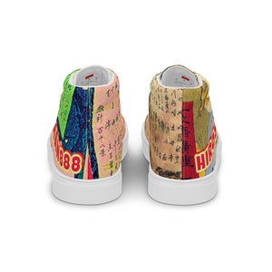 Op de afbeelding: Een paar witte high-top sneakers met een kleurrijk patchwork-ontwerp. Het ontwerp bevat Japanse karakters en het woord "Hiro" in rood. De sneakers hebben een witte zool en witte veters.