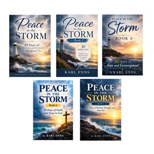 Może przedstawiać: Pięć książek pod tytułem Peace in the Storm autorstwa Karla Ennsa, z grafikami przedstawiającymi latarnie morskie i zachody słońca nad oceanem. Każda okładka zawiera konkretne podtytuły, w tym 30 Days of Bible Verses and Devotions.