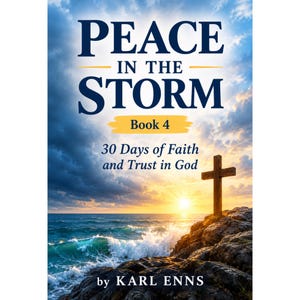 Può includere: Una copertina di libro intitolata Peace in the Storm Book 4, 30 Days of Faith and Trust in God di Karl Enns. L'immagine mostra una croce di legno su una costa rocciosa che si affaccia su un oceano agitato all'alba sotto un cielo nuvoloso.