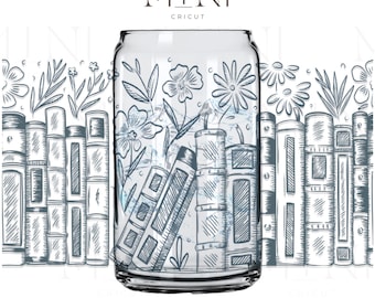 Puede incluir: Una lata de vidrio transparente con un diseño de libros y flores. La lata es de 16 oz y está hecha por Libbey. El texto "MINI CRICUT" está impreso en la lata.