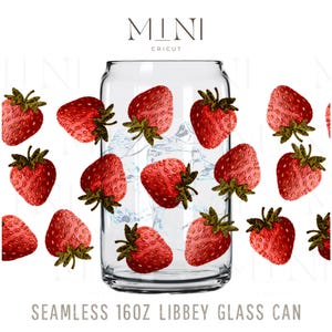 Puede incluir: Un vaso Libbey transparente de 473 ml con un diseño de fresas. El vaso está lleno de cubitos de hielo y rodeado de fresas rojas con tallos verdes. Se muestra el texto "MINI CRICUT" y "SEAMLESS 160Z LIBBEY GLASS CAN".