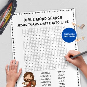 Può includere: Un cruciverba biblico intitolato "Gesù trasforma l'acqua in vino". Il puzzle include una griglia di lettere e un elenco di parole da trovare. Una mano tiene una matita, pronta a cerchiare le parole. Le parole "Risposte incluse" sono in un cerchio blu.