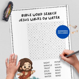 Puede incluir: Un crucigrama bíblico titulado "Jesús camina sobre el agua" con una cuadrícula de letras y una lista de palabras. La imagen incluye un lápiz, una caricatura de Jesús y una pegatina "Respuestas incluidas". Un estuche con lápices de colores está en la esquina.