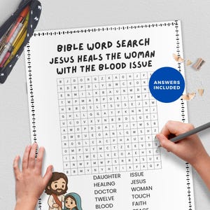 Op de afbeelding: Een Bijbels woordzoekpuzzel getiteld "Jezus geneest de vrouw met het bloedprobleem". De puzzel staat op wit papier met een raster van letters. De te vinden woorden staan hieronder. Een hand houdt een potlood vast.