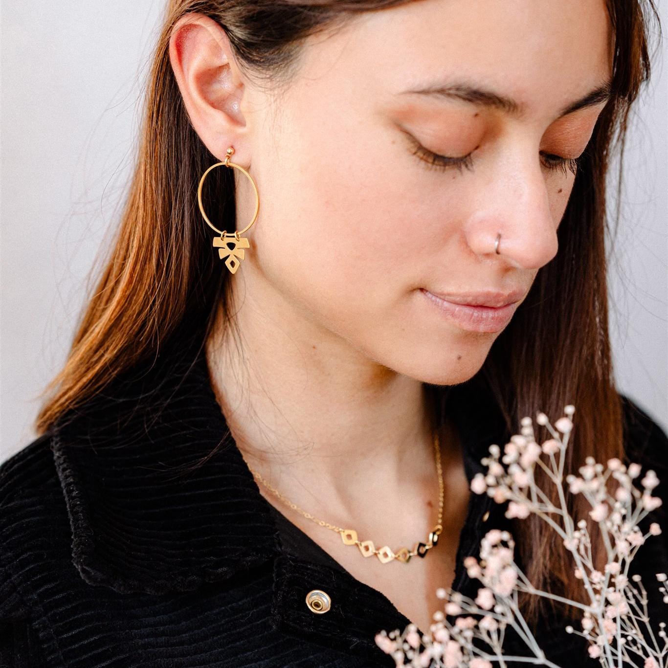 Orecchini Camelia Fiore In Argento 925 Con Zirconi Bianchi E Smeraldi &ndash; Clip E Perno, 18 Mm
