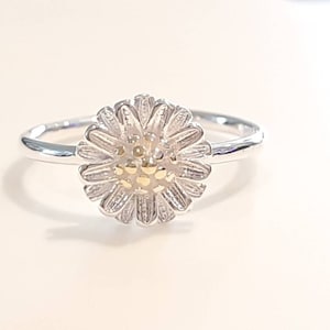 Chrysanthemum flower adjustable, silver ring