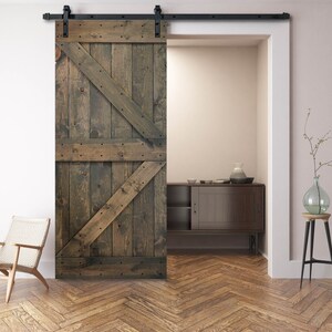 Losa de puerta corrediza de granero de madera de pino nudoso de la serie K de 36" x 84" con kit de herrajes para bricolaje