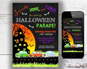 Może przedstawiać: Edytowalne zaproszenie na paradę Halloween z czarnym tłem tablicy, na którym znajduje się kreskówkowy nawiedzony dom, księżyc, nietoperze i samochody. Tekst brzmi "Scream, Honk, and Wave, It's a Drive-By Halloween Parade!" z datą, godziną i miejscem wydarzenia.