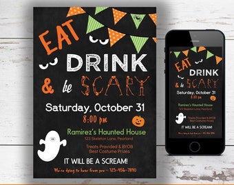 Puede incluir: Invitación de fiesta de Halloween editable con un fondo de pizarra y un gráfico de fantasma. La invitación dice "Come, bebe y asusta" e incluye la fecha, la hora y la ubicación de la fiesta. La invitación también está disponible como pantalla de teléfono móvil.