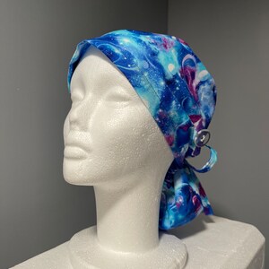Galaxy Pferdeschwanz Kappe, Chirurgische Kappe für Damen. Stirnband Scrubber Mütze für Damen