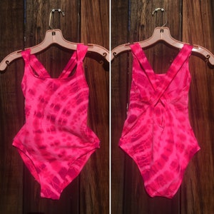 Vintage 90’s HOT Pink Tie Dye One Piece Swimsuit Cute Bathing Suit Bright Magenta Cross Strap Back Hippie Neon Malibu Barbie XS Small S