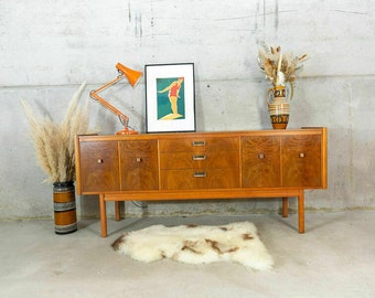 In Nussbaum getäfeltes Mid Century Sideboard