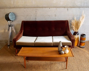 Mid Century Samtsofa in Braun und Beige.